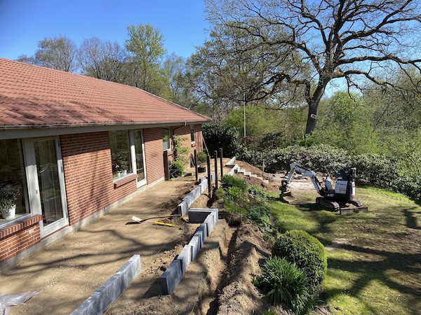 Etablering af terrasse med belægning – professionelt haveprojekt af Pondus Haver i Silkeborg Haveprojekt med opbygning af ny terrasse og belægning ved villa i Silkeborg – udført af Pondus Haver.