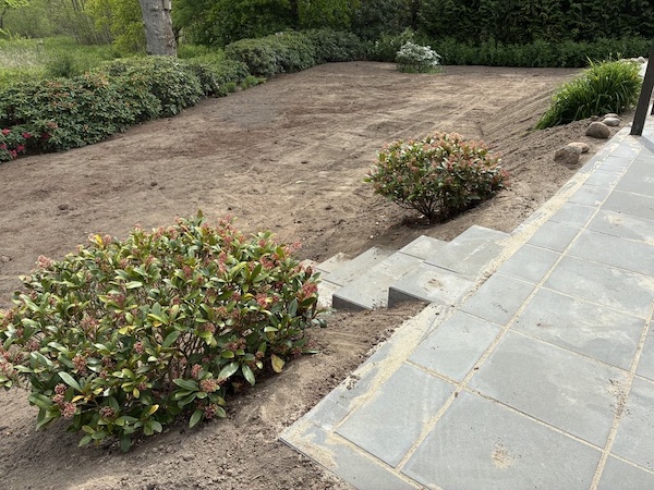 Haveprojekt med trappetrin og terrasse – anlæg og beplantning af Pondus Haver i Silkeborg Haveprojekt i Silkeborg med etablering af trappetrin til terrasse, belægning og ny beplantning – udført af Pondus Haver.