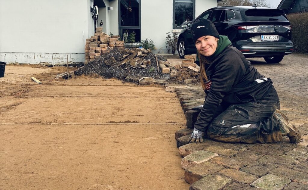 Belægning ved hus udført af Pondus Haver Pondus Haver lægger ny belægning ved hus med sandafretning og genbrugte sten